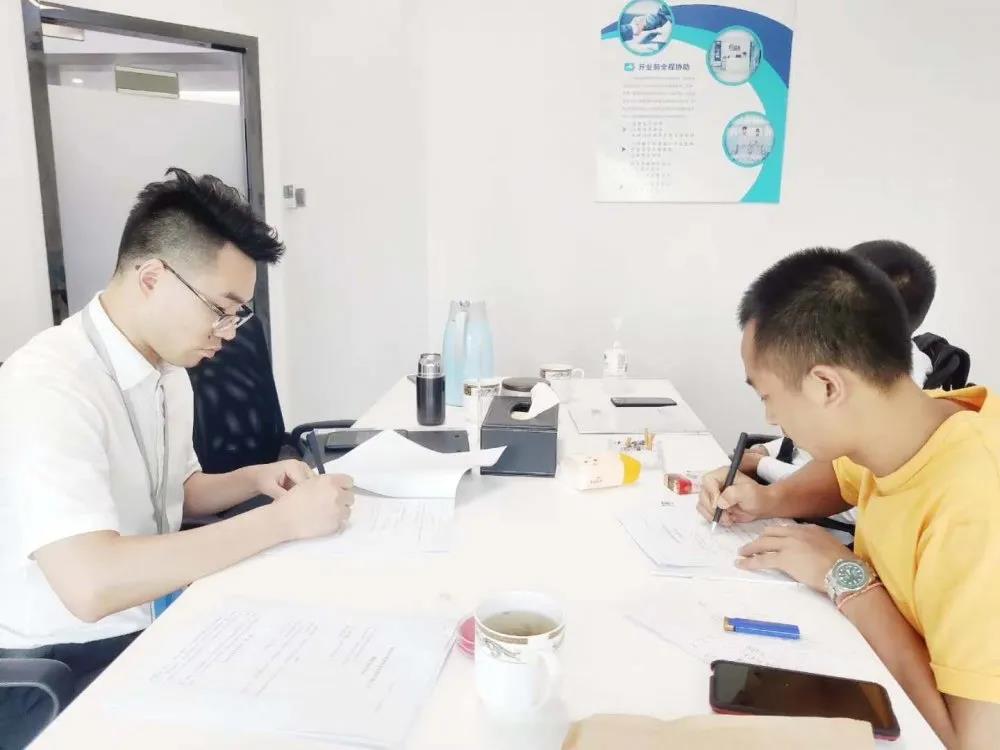 熱烈祝賀劉總左總簽約創綠家云南省臨滄市區級代理！